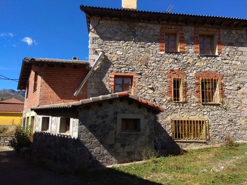 VIVIENDA CON LOCAL EN MARAÑA.