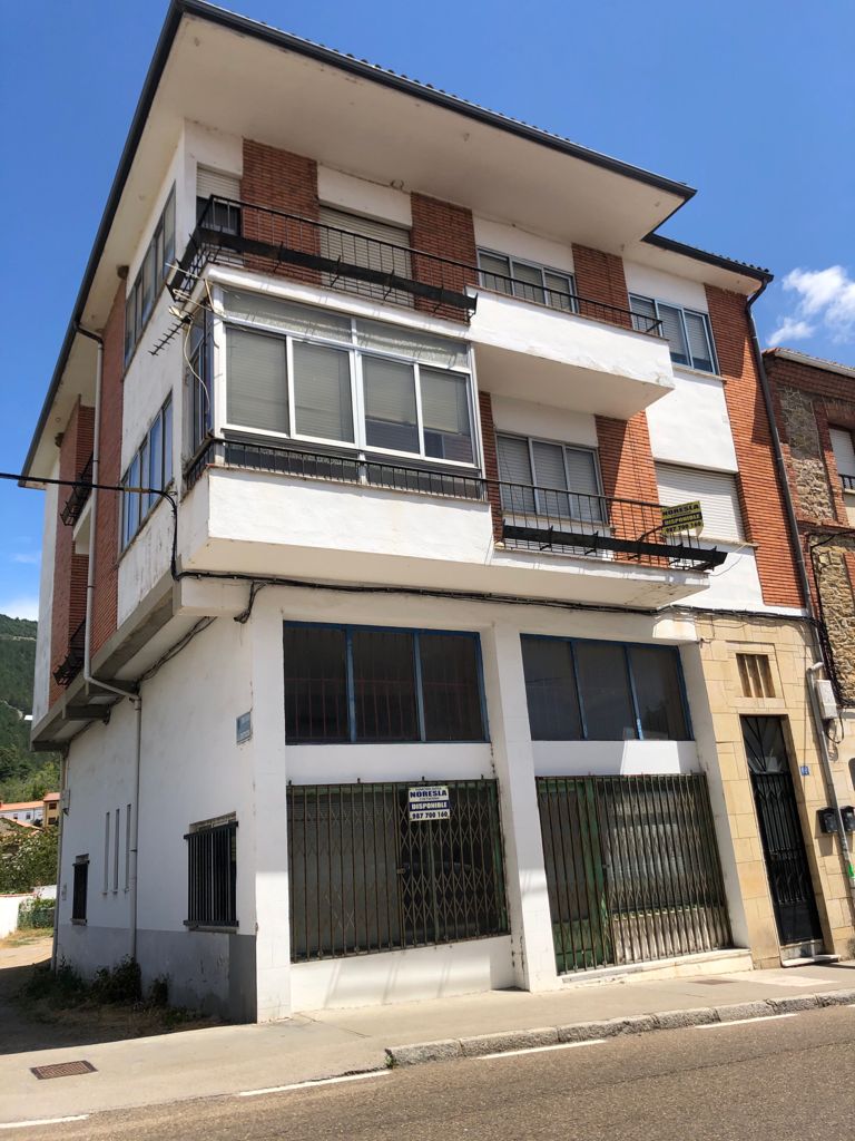 Lote de 3 viviendas y un local comercial en Cistierna