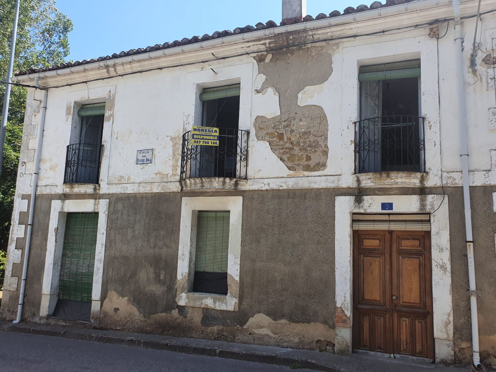 PROPIEDAD CON VIVIENDA, BAR, PARCELA Y ZONA VERDE EN SAHELICES DE SABERO (LEON)