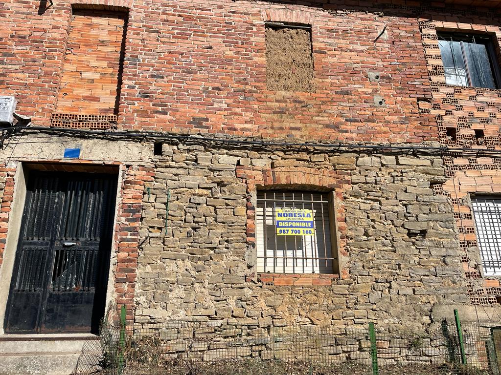 CASA CON GRAN PARCELA EN CISTIERNA (LEON)