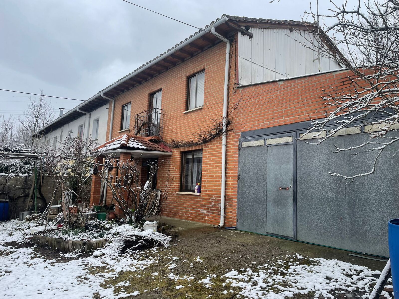 Vivienda con zona verde, garaje, huerto y anexos en Sorriba del Esla (Leon)