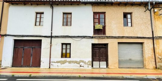 CASA ADOSADA CON PATIO EN CISTIERNA