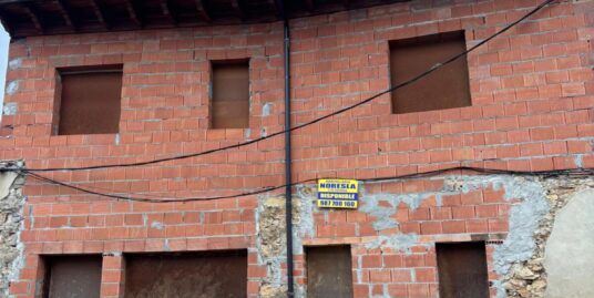 Vivienda con patio para reformar en Crémenes