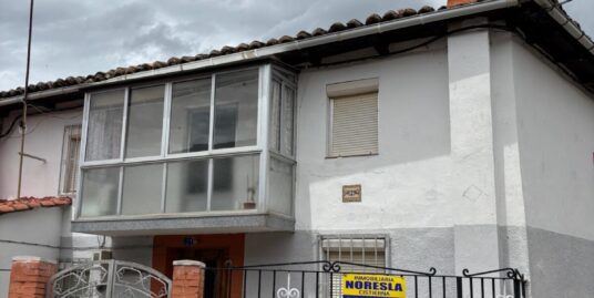 Casa con patio en Aleje